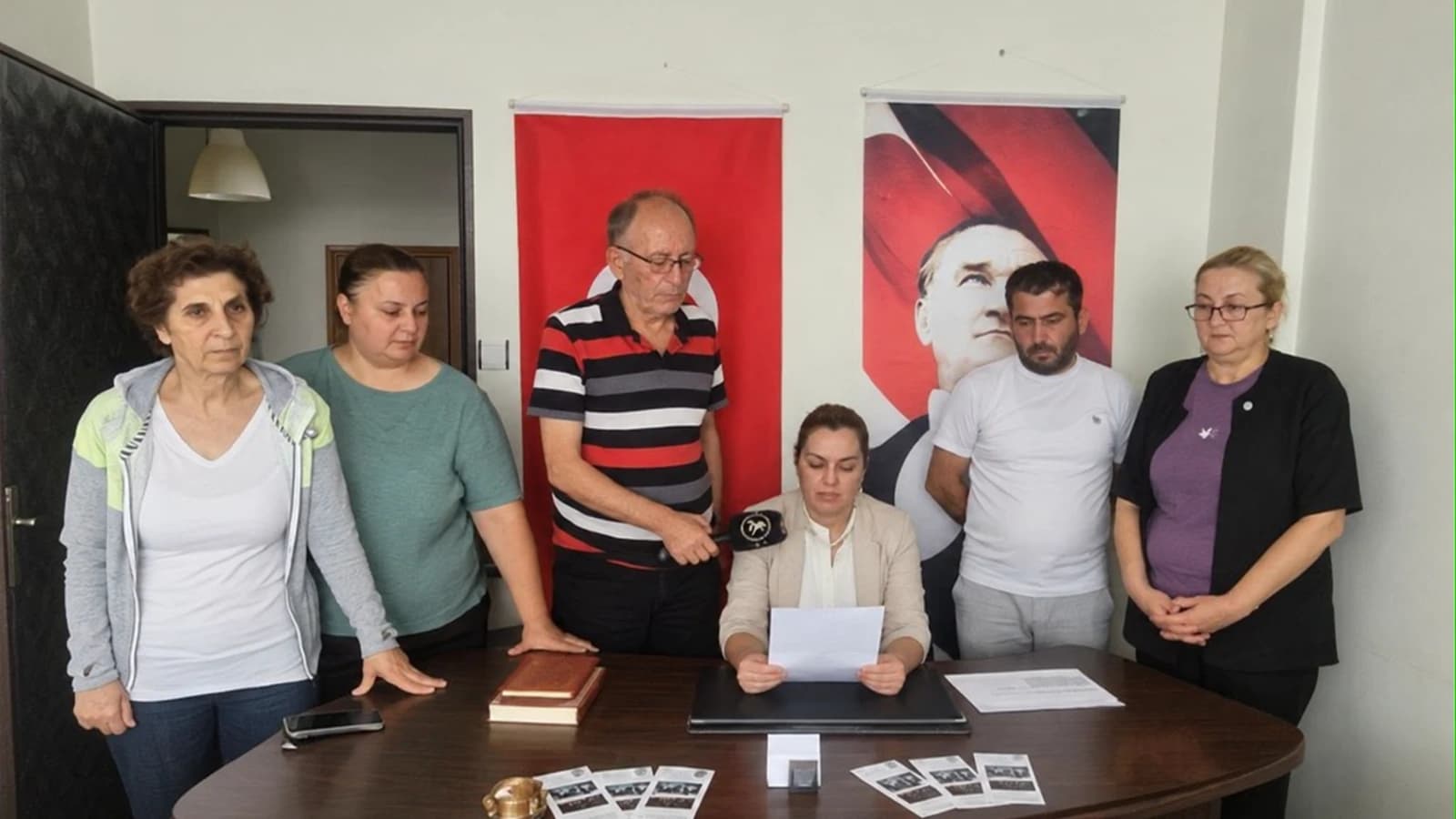 Basın açıklamasından kullanıcı tarafından sağlanan fotoğraf — Ebru Öztürk’ün yazısı. Yapay zekâ destekli netleştirme uygulanmıştır.